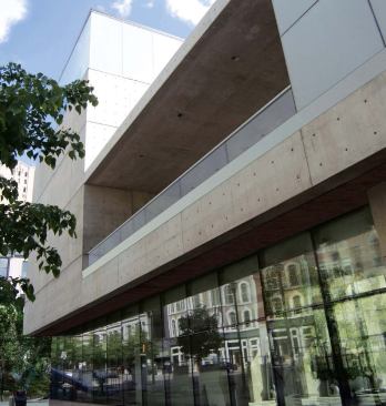 SOLID AND VOID

The museum's retail, dining, and meeting functions are placed along the north façade. 