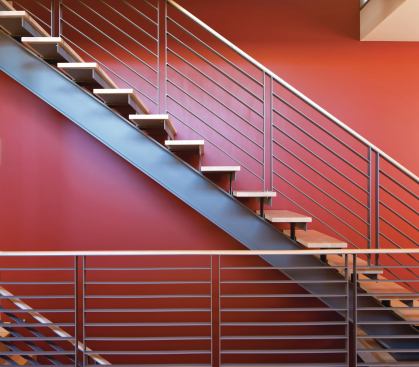 The stairway connecting each level was built by Benchmark Modern, the project’s general contractor, with a mix of powder-coated steel and maple wood treads and hand grips. The openness of the stairway helps light to pass through the home from front to back.