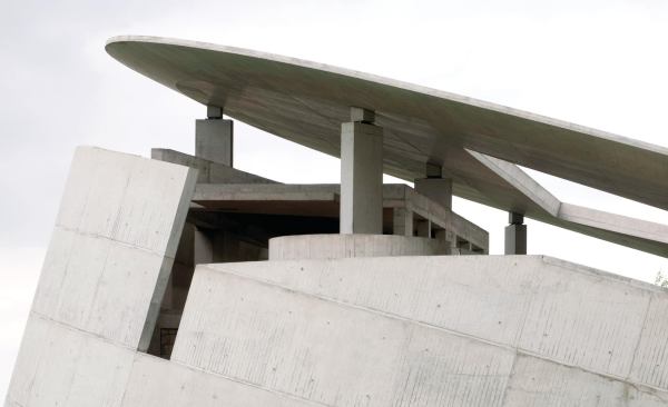 A detail showing a connection between the concrete base of the Musikerhaus and the concrete “crown” that graces the top of the building.