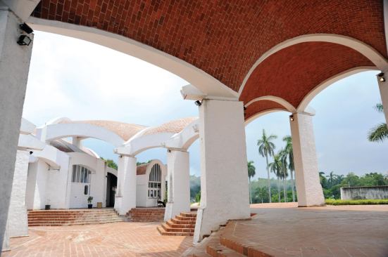 The School of Modern Dance, designed by Ricardo Porro, was one of the two schools that was finished before the project was abandoned. Porro later 

went into exile.