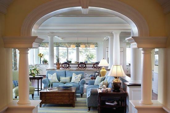 In the 1920s addition, the newly updated archways, coffered ceiling, moldings, and columns hark back to the style of the older main home. Now the spaces don’t feel as if they are two distinct houses.