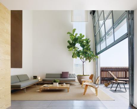 The six two-story townhouses on the Hancock Avenue side of the building have an outdoor terrace shielded from the street by vertical wood slats that also hide the level of resident parking below. An operable glass garage door opens the living area onto terrace, creating an indoor-outdoor environment that works well in the temperate Southern California climate.