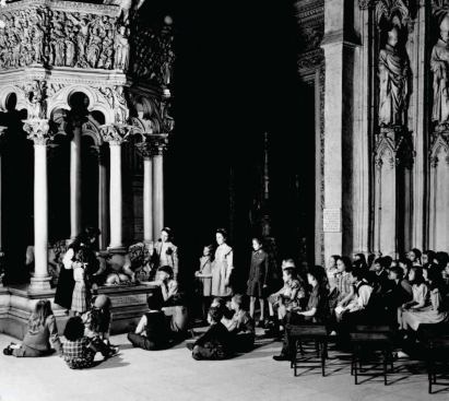 A regular Saturday art class started at the Carnegie in 1932; a Saturday class from c. 1940 admires a cast of a 13th century pulpit from Siena. To their right is a cast from the Cathedral of St. Andre in Bordeaux, France.