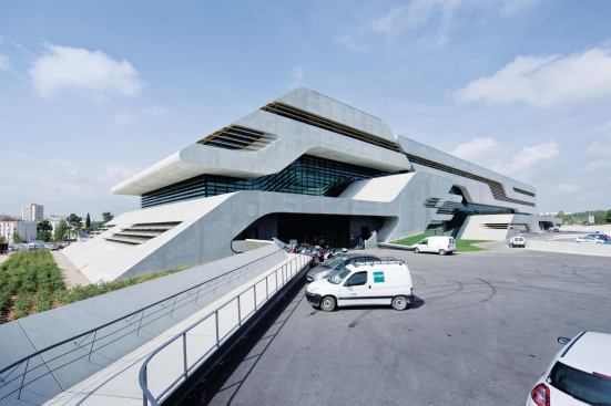 On the south face of Pierresvives, concrete volumes project at different depths from the building’s flank. Each volume, including a loading dock, is separated by a ribbon of aluminum brise-soleil.