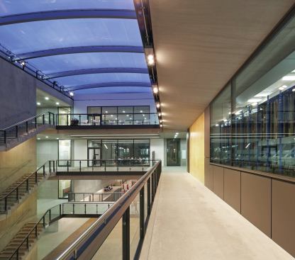 A lighting rail that caries the power infrastructure runs along the roof’s perimeter and secures spotlights, which can be fitted with gobos and filters.