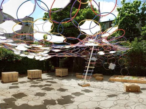 The gallery, founded by Mitch McEwen, is dedicated to neighborhood outreach. For the first Public Summer, its Brooklyn backyard was covered in a canopy designed by KIT (Lauren Page, Phil Kuehne, Justin Foster, and Read Langworthy), and 400 hula hoops provided shade for the NY City Explorers children programs.