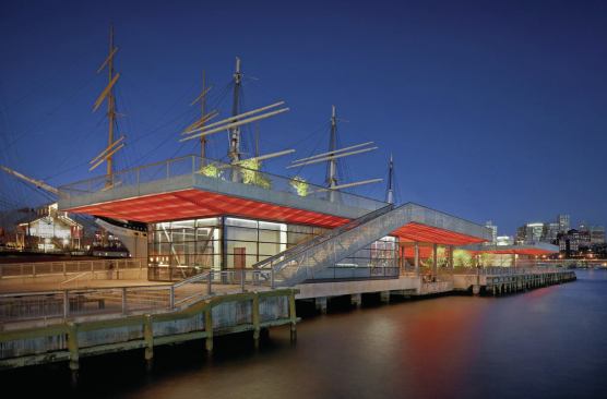 A new pavilion at Pier 15 is both a resting point for pedestrians and cyclists and a community gathering space. 