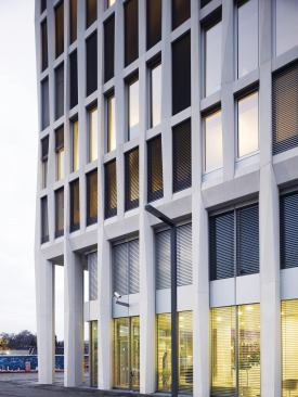 At the base of the building, the concrete beams of the façade system give way to piers that form a colonnade which shelters ground-floor retail spaces. These will be occupied by a café and other amenities.