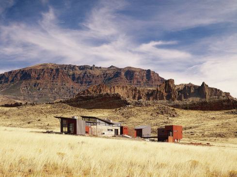The house’s silhouette echoes the forms of the surrounding landscape. 
