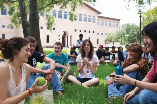 Lunch on the grass (left to right): Gabriela Hurtado-Ramos, Christopher Bulas, Elliott Joern, Amy Harrison, Matt McKowen, Yuxin Liang.