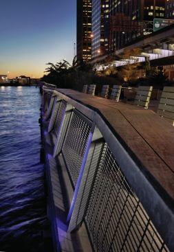 To  give the renovated stretch of promenade an identity, LED strips were added to the river-facing vertical handrail supports, making their soft purple light and that of the bridge girders appear as two ribbons visible from the opposite shore.