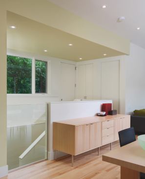 Designed in 2007 for a couple with teenage children, the Simpson Residence has a thin U-shaped plan organized around a courtyard to permit the unfettered flow of daylight and views of downtown.