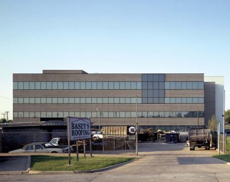 “I had some fun with the north side of the building,” Elliott says. On that side, 1001 faces a roofing company that unavoidably roughens its context.