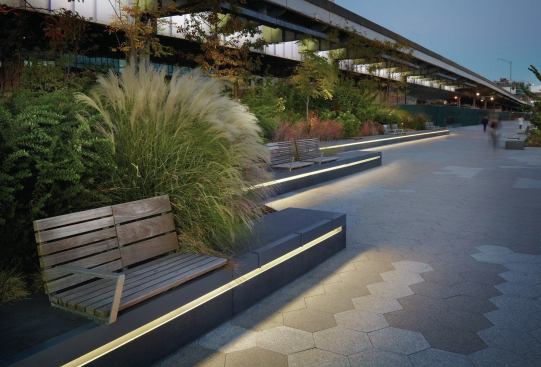 To guide visitors along the esplanade path, LED light slots were installed in the benches located at intervals along the new hard- and soft-scaped areas. 