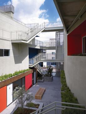 A central courtyard contains green roofs and outdoor circulation areas.