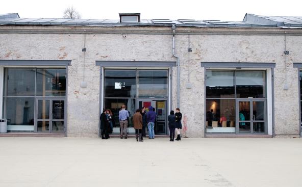 Students congregate for a lecture at the institute. 