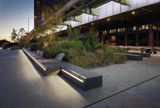 To make the esplanade safer and more accessible in the evenings, Tillotson Design Associates employed a variety of lighting interventions. First, to deal with FDR Drive’s hulking bridgework, the firm used concealed T5 fluorescent sources to wash the painted, east-facing girders in an ambient lavender glow that softens the otherwise obtrusive steel skeleton. 