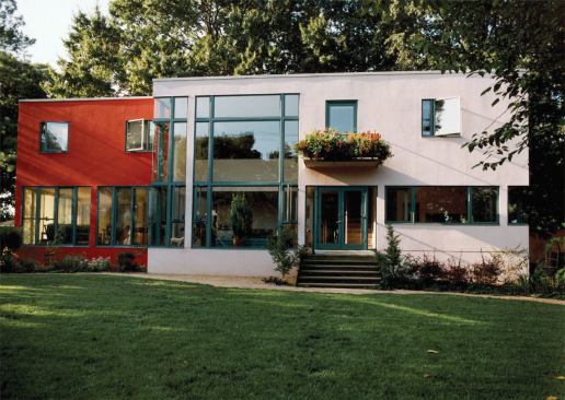 The house’s cheerful colors complement the lush landscape of zinnias, yuccas, and palms.