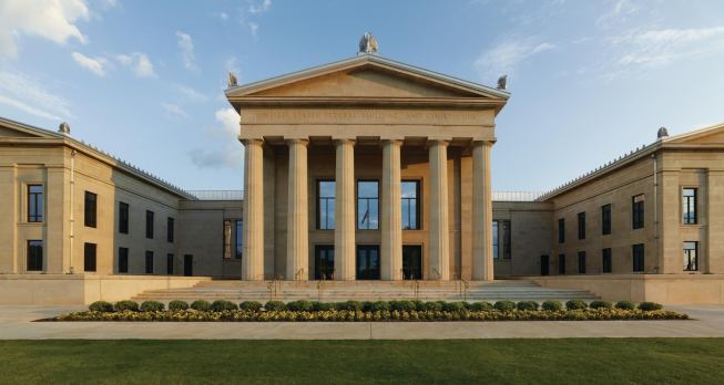 The entrance to the Tuscaloosa Federal Building and Courthouse is marked by massive Doric columns—influenced by the Greek Temple of Zeus at Nemea—made from Indiana Limestone.