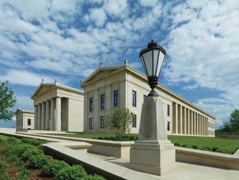 The acroteria that mark the angles of each pediment use classical detailing but were designed to work in concert with the building’s brushed-aluminum roof.