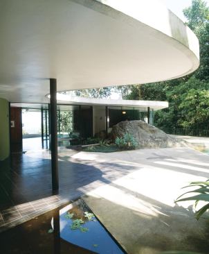 Designed in 1951 to serve as his family residence in Rio, Casa Das Canoas was Niemeyer’s answer to Ludwig Mies van der Rohe’s Farnsworth House or Philip Johnson’s Glass House.