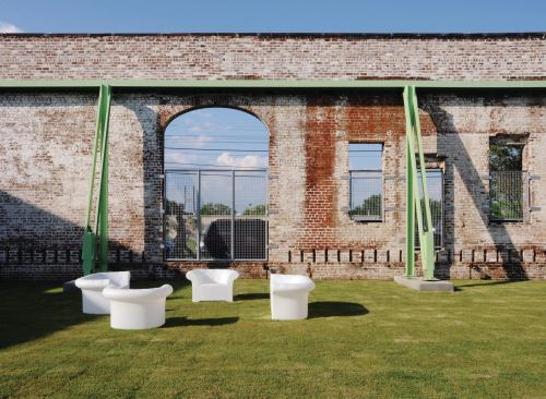 At the western edge of the site stand the reinforced brick walls of one of the site’s historic structures. No longer enclosed, the planted area serves as outdoor gallery and gathering space.
