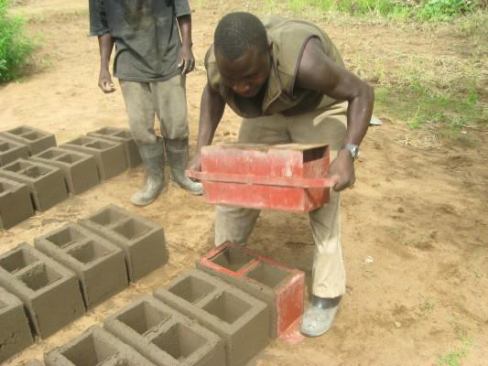 The foundation is made from sundried bricks made from on-site clay and nearby river sand. 