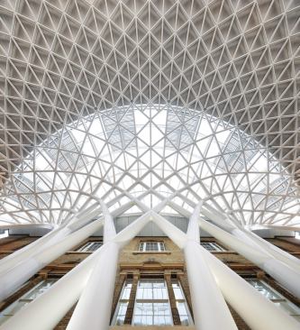 The curving roof plane of the new Western Concourse extends in an uninterrupted 74-meter radius from this central stalk.