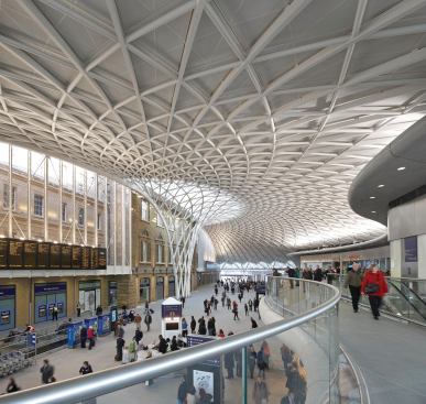 In the Western Concourse, a sinuous mezzanine level hosts restaurants and shops and follows the same curving geometry as the station’s roof structure.