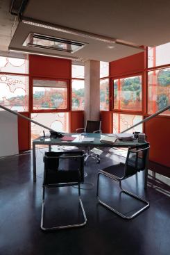 Perimeter office spaces feature views out through the buildings primary aluminum-panel-and-glass façade as well as through the perforated screen.