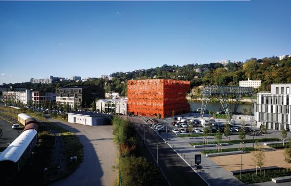 The Orange Cube is sited in Lyons waterfront warehouse district, in an effort to draw the citys attention to this less-trafficked area of town. 