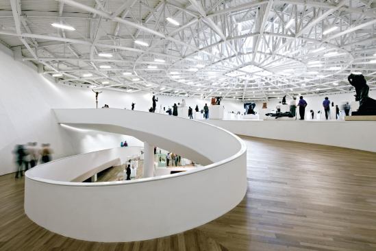 A curving ramp leads from the seventh floor to the cavernous eighth-floor gallery. A venue for showcasing Slim's large collection of Rodin and Dalí sculptures, the gallery is the only publicly accessible space in the museum with natural daylight, which filters in through a skylight.