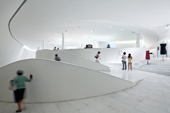 On the upper floors, many of the artworks are shown either in display cases or on stands situated among crafted circulation paths.