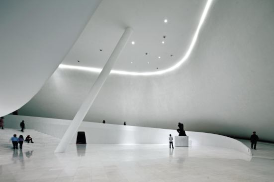 The museums second-floor lobby is column-free, save for one slanted support that cuts into the gallery above. 