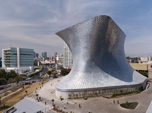 Museo Soumaya and the neighboring plaza.