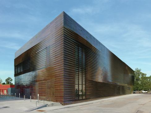 On the other three façades, the metal rainscreen from A2MG sits over an air and weather barrier from Henry Co.