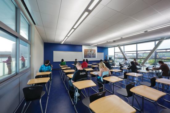 Classrooms are equipped with operable windows on two sides to allow in daylight. To prevent glare, these windows are fitted with high-performance, low-E glass and operable shades.