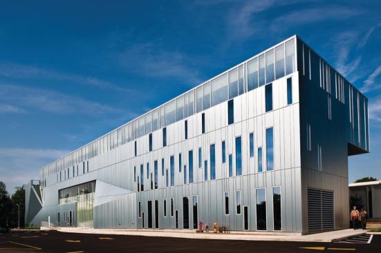 The pattern of windows on the east fa§ade is a nod to the neighboring Yamasaki buildings. The rhythm of panels was intended to recall, but not mimic, the windows and arches of the older buildings.