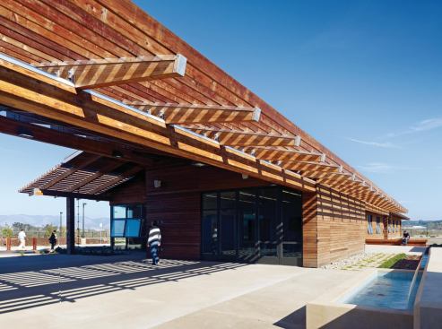 The water feature in front of the building entrance also uses recycled water. When there is a surplus, the water runs constantly; when there is none, the fountain remains dry.