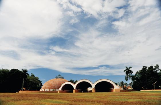 The School of Plastic Arts, designed by Ricardo Porro, was also completed before Porro went into exile. The building was used but suffered from a lack of maintenance.