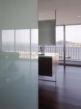 The layout infuses the owners' daily routines with views of the Golden Gate Bridge and Alcatraz.