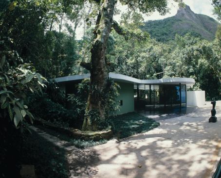 Although it is broadly recognized as Niemeyer’s residential masterpiece, Canoas did not escape criticism. Niemeyer told a biographer that Walter Gropius once observed that the organic home’s flaw was that it could not be mass produced.
