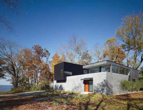 The house's design achieves a balance between seclusion and embracing the Chesapeake Bay landscape.