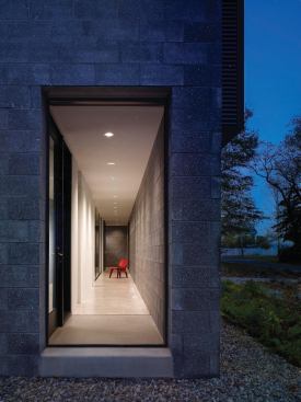 The one-story glass link overlooks the central garden.