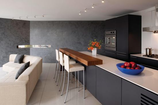 An angled plaster wall near the entry directs kitchen and living-room views toward the Potomac River. 