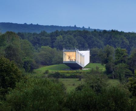 A steel frame and a massive concrete foundation provide the heft that enables the cantilever’s featherweight, floating look.