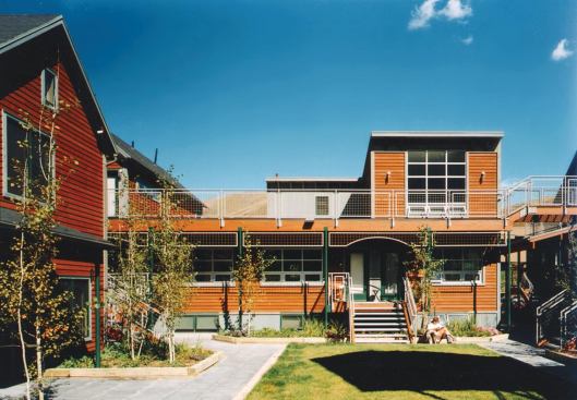 Benedict Commons units open onto a common interior courtyard, connecting via on-grade paths and elevated walkways.