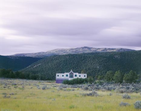 The home and studio for two artists, Shiny Metal House (1984) makes use of materials common in agricultural buildings and mobile homes.