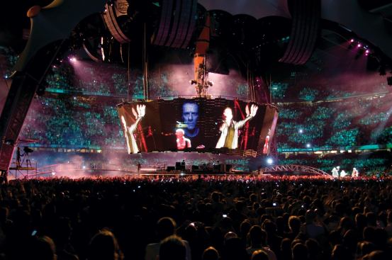 When collapsed, the 3,800-square-foot screen’s 888 LED panels form a near-continuous surface to show videos of the band. 