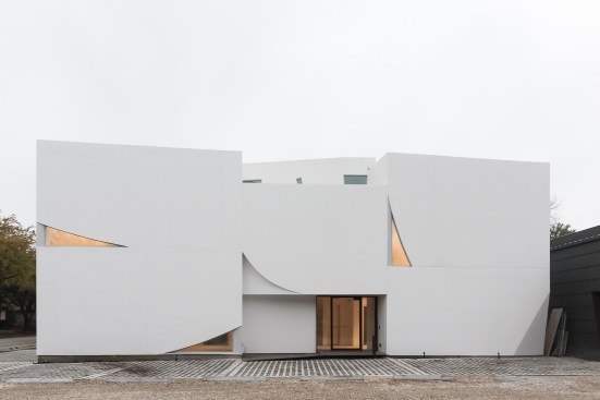 The Transart Foundation in Houston, which opened earlier this month, is clad in irregularly shaped, white stucco façade panels, creating angular cutouts for windows and doors. A central stairwell directs circulation through a living room–like gallery, library salon, roof deck, and garden.